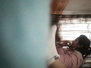 嫖哥又来老地方泄泄火拉着粉色衣服圆脸大眼妹进屋二话不说啪啪啪速战速决