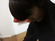 城郊路边店内碰见酒窝齐头帘少妇边看片边做