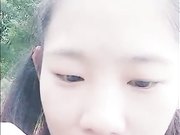 18岁大一萌妹子公园草坪大胆值播用水果插穴太刺激了