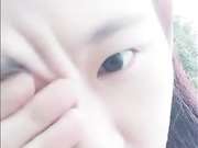 18岁大一萌妹子公园草坪大胆值播用水果插穴太刺激了