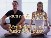 冥想教练在少女紧致的小穴里射精