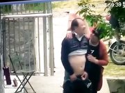 保安翻看监控农家小院大爷和姘头大白天在门前老汉推车 一边看一边调侃