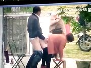 保安翻看监控农家小院大爷和姘头大白天在门前老汉推车 一边看一边调侃