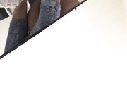 国内牛人潜入某KTV隔板女厕露脸近距离偷拍美女嘘嘘