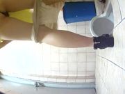 女厕偷放固定针孔摄像头偷拍两个颜值还可以的妹子方便