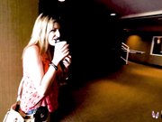 在熟女的两只天然大奶中抽插