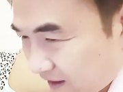 大叔真会玩找来年轻一点的妹子双人秀互摸口交舔硬后再沙发上骑乘