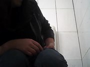 大学女生宿舍厕拍系列个个穿着睡衣刚起来一脸懵逼