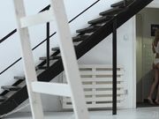 楼梯上金发女郎美足撸大屌