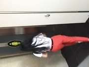 国内牛人潜入某娱乐城KTV女厕偷窥不小心被发现了被妹子用眼神怒视