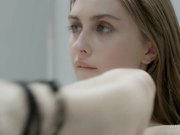 皮肤白皙逼逼无毛干净国外美女沙发上自摸 上位自己动后入抽插很是诱惑