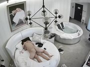 情趣酒店豪华房偷拍非常能干的眼镜男床上干到浴缸站着快速抽插