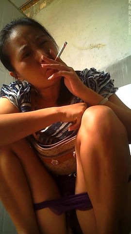 厕所偷拍系列大姐抽烟的样子一看就是社会人