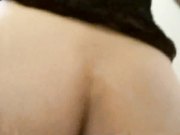 妈妈午休时故意穿着性感暴露的黑丝勾引儿子实在受不了进去不停的揉奶子扣小穴