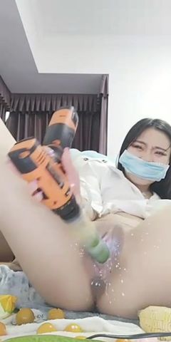 电钻钻逼拿着炮击抽插黄瓜鸡蛋橘子各种玩逼里塞
