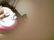 年轻情侣激情肉战眼镜妹外表清纯干起来热情似火