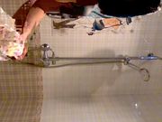 挺奶嫩妹在自家浴室边洗澡边和网友聊天自拍