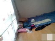 两对夫妻带着孩子玩换妻啪啪啪游戏小宝贝围观中间