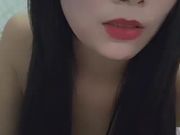 苗条骚气少妇椅子上道具自慰尿尿完再用道具JJ炮击抽插