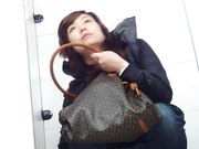 商场排队厕拍系列很富有的阿姨穿着性感丝袜下面看着很干净