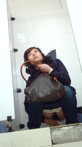 商场排队厕拍系列很富有的阿姨穿着性感丝袜下面看着很干净