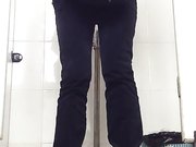 商场排队厕拍系列妹子一边尿尿一边补妆像是去约会