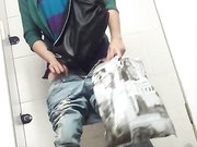 商场排队厕拍系列妹子一边尿尿一边补妆像是去约会