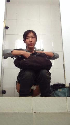 商场排队厕拍系列妹子一边尿尿一边补妆像是去约会