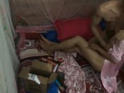 打工夫妻凌乱蜗居享受快乐性事小伙子花样不少真会玩换着法的抽插苗条妹子迷迷糊糊貌似喝大了