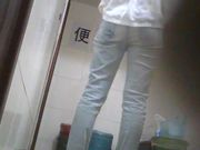 大学女厕所偷拍美女喜欢倒着尿尿