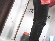 大学女厕所偷拍美女喜欢倒着尿尿