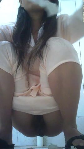 大学女生宿舍厕拍刚睡醒一脸懵逼的妹子头发像个鸡窝