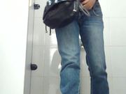 商场排队厕拍黄衣服的小姐姐长的真好看