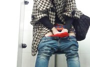 商场排队厕拍黄衣服的小姐姐长的真好看