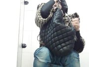 商场排队厕拍黄衣服的小姐姐长的真好看