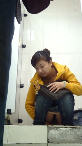 商场排队厕拍黄衣服的小姐姐长的真好看