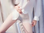 饥渴自慰用细长道具快速抽插自己获取快感并和狼友互动到高潮