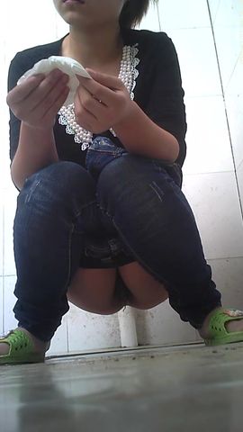 大学女生宿舍厕拍系列妹子一边尿尿一边都要睡着了