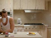 阳光下草坪上的激情性爱