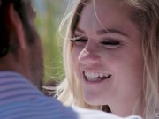 阳光下草坪上的激情性爱