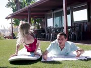 阳光下草坪上的激情性爱