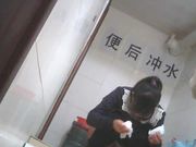 大学女厕所系列眼镜美女抹完还要揉一揉下面