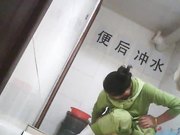 大学女厕所系列眼镜美女抹完还要揉一揉下面