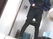 大学女厕所系列金发妹子一边上厕所一边抠牙胸还挺大