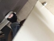 潜入电影院女厕偷窥白色连衣裙女神美眉尿很急