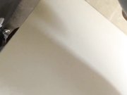 潜入电影院女厕偷窥白色连衣裙女神美眉尿很急