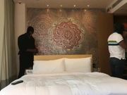 某小区公寓离异富姐和两个彪悍的黑人3P大战