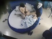 猥琐小青年与苗条美乳女友啪啪干的尖叫不止淫叫说老公好长