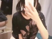 双马尾小萝莉对着镜子仔细端详自己的裸体