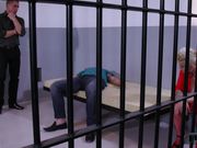 监狱里玩3P的男女囚犯.